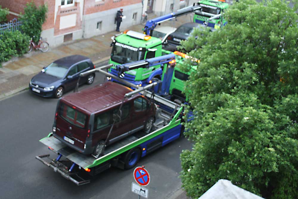 Hier war es eine ausgeschilderte Baustelle, wegen der mehrere geparkte Fahrzeuge abgeschleppt wurden. Foto: Ralf Julke