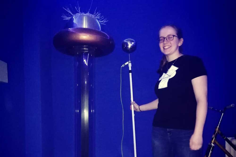 Luisa Rößner, ehrenamtliche Mitarbeiterin der INSPIRATA, während der Aufnahme des Live-Streams zum Thema Hochspannung. Foto: INSPIRATA