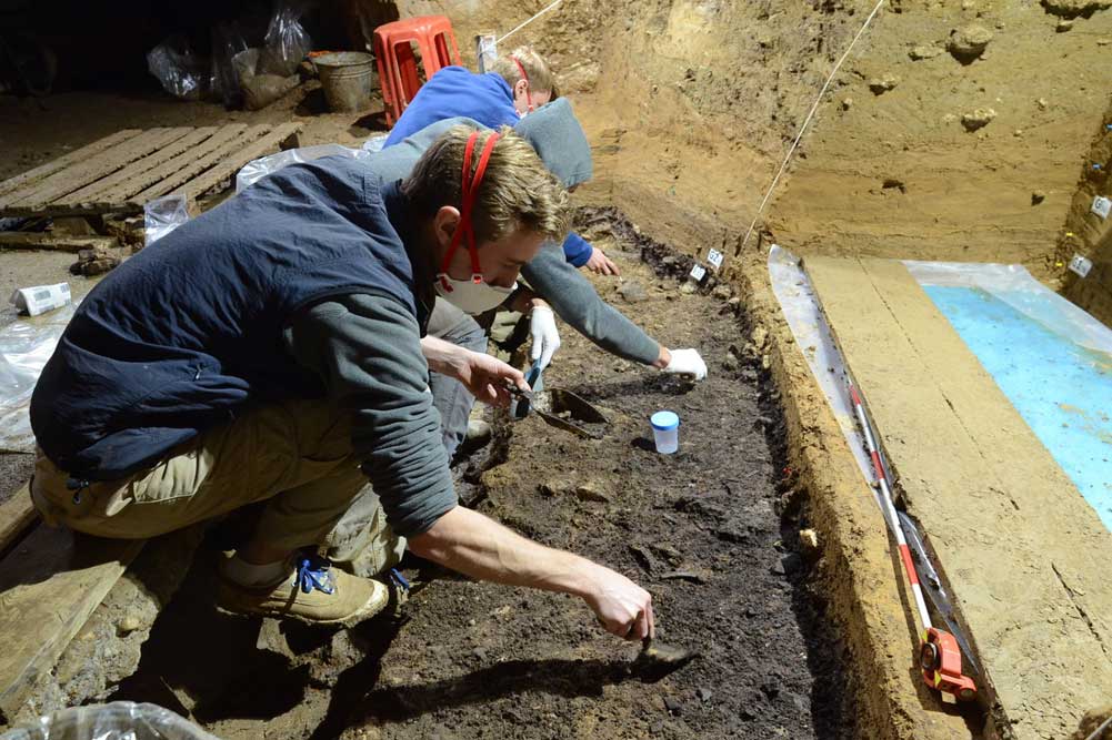 Ausgrabungsarbeiten in der IUP-Schicht I in der Bacho-Kiro-Höhle. Aus dieser Schicht wurden vier Homo sapiens-Knochen sowie zahlreiche Steinwerkzeuge, Tierknochen, Knochenwerkzeuge und Anhänger geborgen. Foto: Tsenka Tsanova, Lizenz: CC-BY-SA 2.0