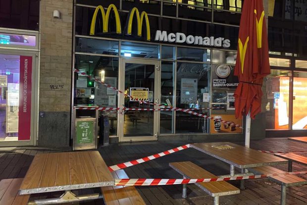 Abgesperte McDonald's-Filiale in der Petersstraße. Foto: Animal Rebellion Leipzig