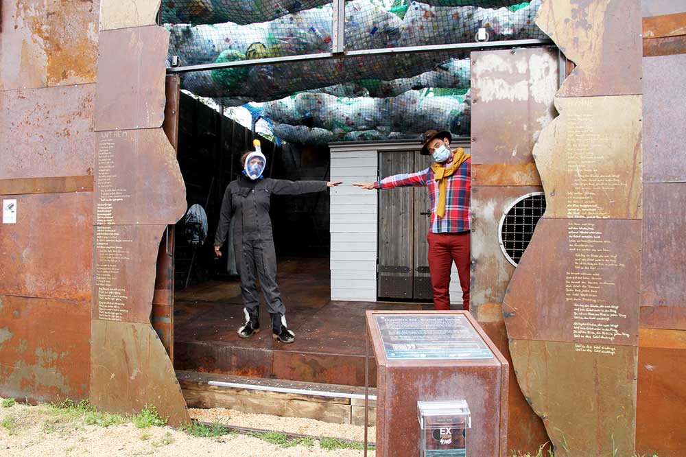 Dr. Ronny Maik Leder und Elisabeth Schiller-Witzmann eröffnen unter Wahrung der Hygienemaßnahmen den Tiefsee-Kubus. Foto: Tessina-Larissa Schramm
