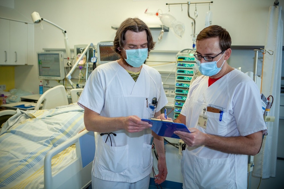 Auf Schlaganfall-Spezialstationen wie der „Stroke Unit“ am UKL können digitale Helfer auch bei der Nachsorge nach einem Schlaganfall sinnvoll sein und die Arbeit der Ärzte unterstützen. Im Bild: Prof. Dominik Michalski (re.) stimmt mit Dr. Johann Pelz die weitere Behandlung eines Schlaganfall-Patienten ab. Foto: Hagen Deichsel / UKL