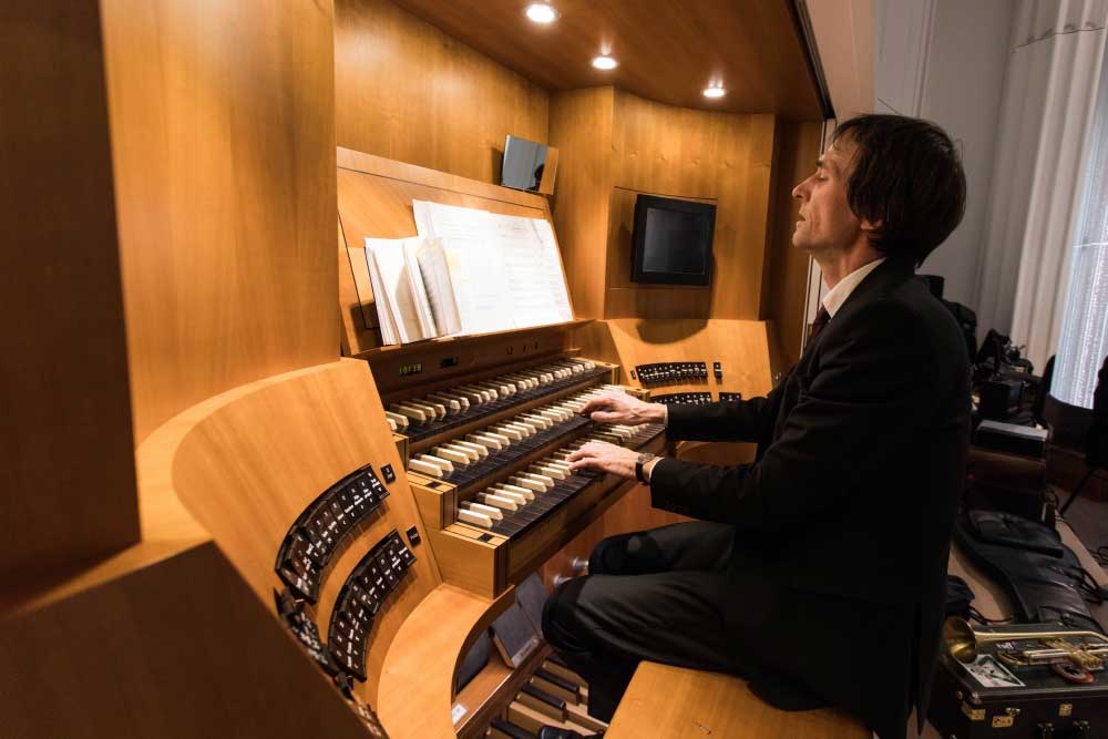 David Timm an der Jehmlich-Orgel. Foto: Christian Hüller/Universität Leipzig
