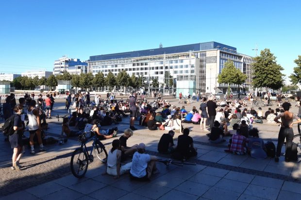 Über 100 Menschen hielten am 23. Juni eine Mahnwache für die queere Aktivistin Sarah Hegazi. Foto: Luise Mosig