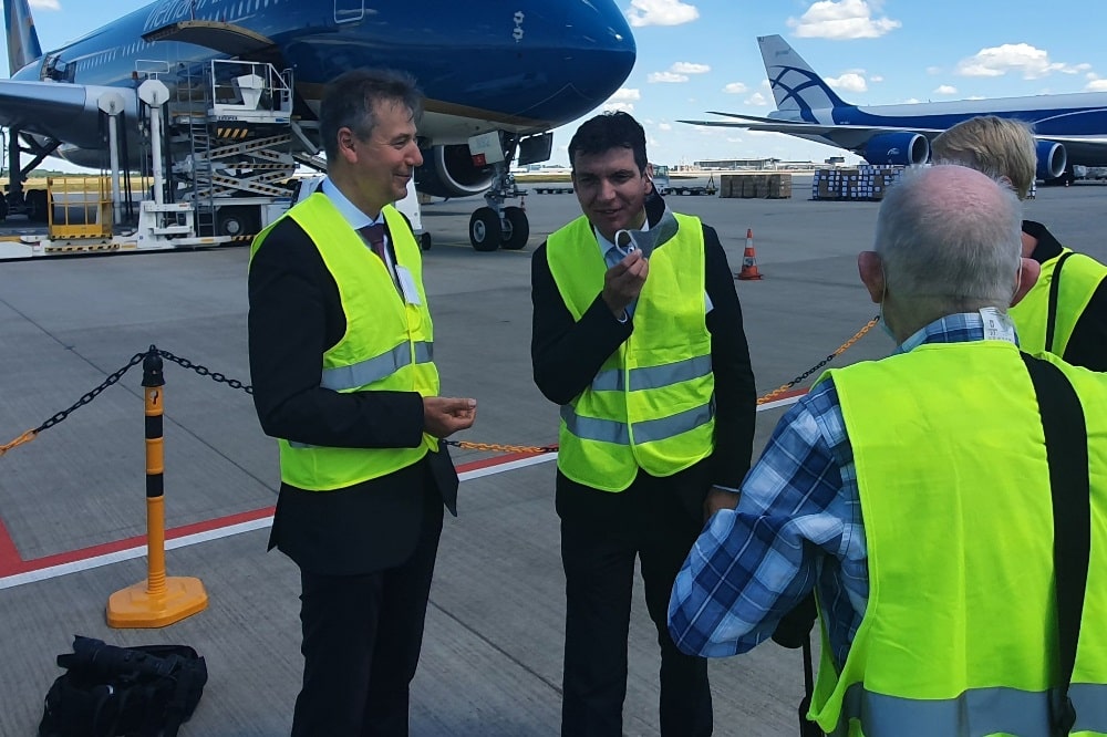 Die Landräte Kai Emanuel (l.) und Henry Graichen auf dem Schkeuditzer Flughafen vor einer Maschine der Vietnam Airlines. Foto: LRA