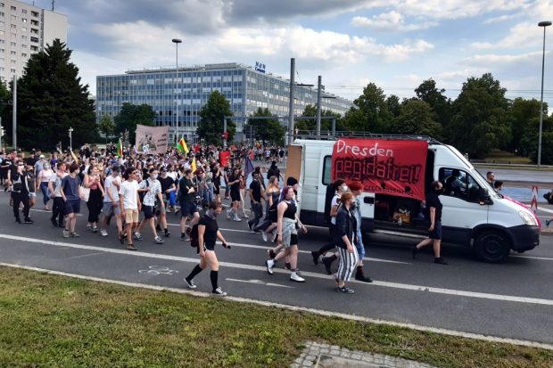 Vorrangig junge Menschen protestierten gegen PEGIDA in Dresden. Foto: Luise Mosig