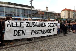 Der Gegenprotest auf dem Dresdner Altmarkt. Foto: Luise Mosig