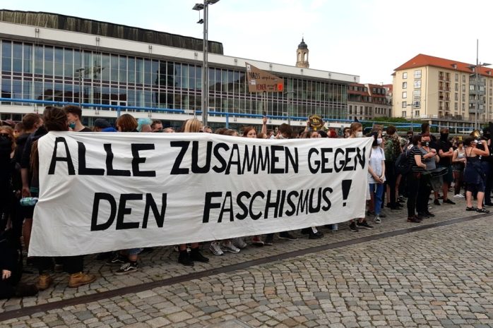 Der Gegenprotest auf dem Dresdner Altmarkt. Foto: Luise Mosig