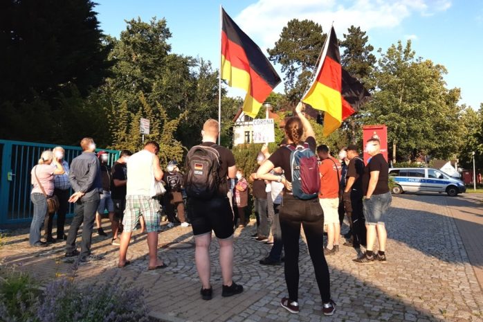 25 Engelsdorfer/-innen versammelten sich zum Corona-Spaziergang am 22. Juni 2020. Foto: Luise Mosig