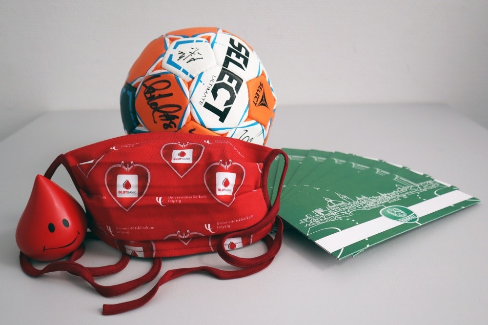 Anlässlich des Weltblutspendetages am 14. Juni erhalten alle UKL-Spender, die am 12. und 13. Juni eine Blutspende leisten, eine limitierte Community-Maske. Zudem werden am 12. Juni Ticket-Gutscheine des SC DHfK Handball unter allen Spendern verlost. Foto: Isabell Tschirner / UKL