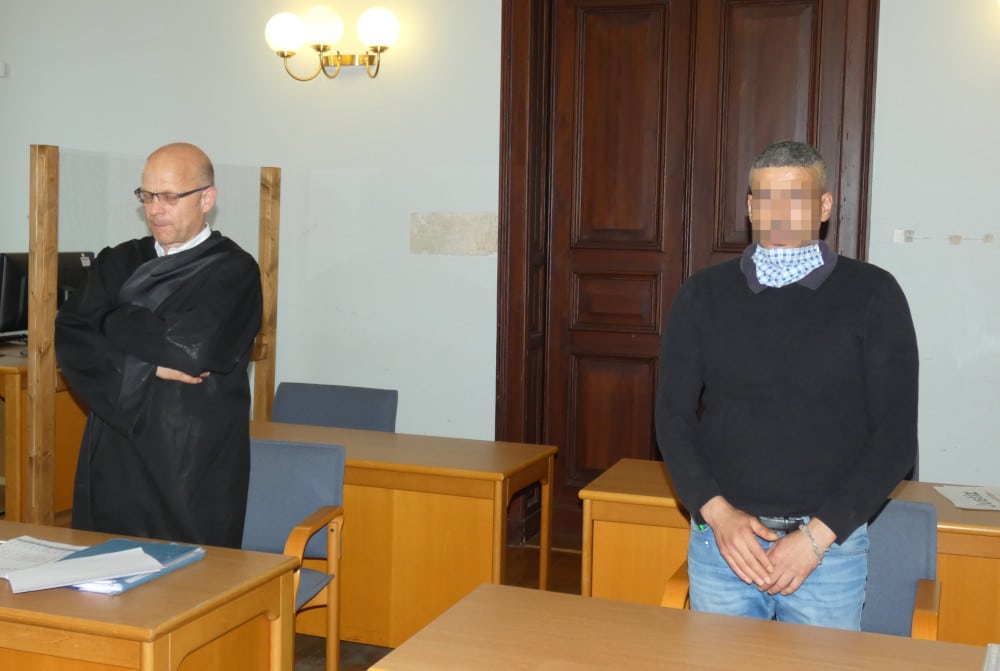 Anklage wegen versuchten Totschlags: Tika M. (34, r.) mit seinem Anwalt Christian Avenarius. Foto: Lucas Böhme