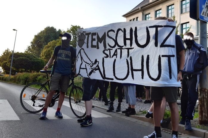 Auf Seiten der Gegendemo trugen so gut wie alle eine Mund-Nasen-Bedeckung, bei den Teilnehmer-innen des Corona-Spaziergang so gut wie niemand. Foto: Luise Mosig
