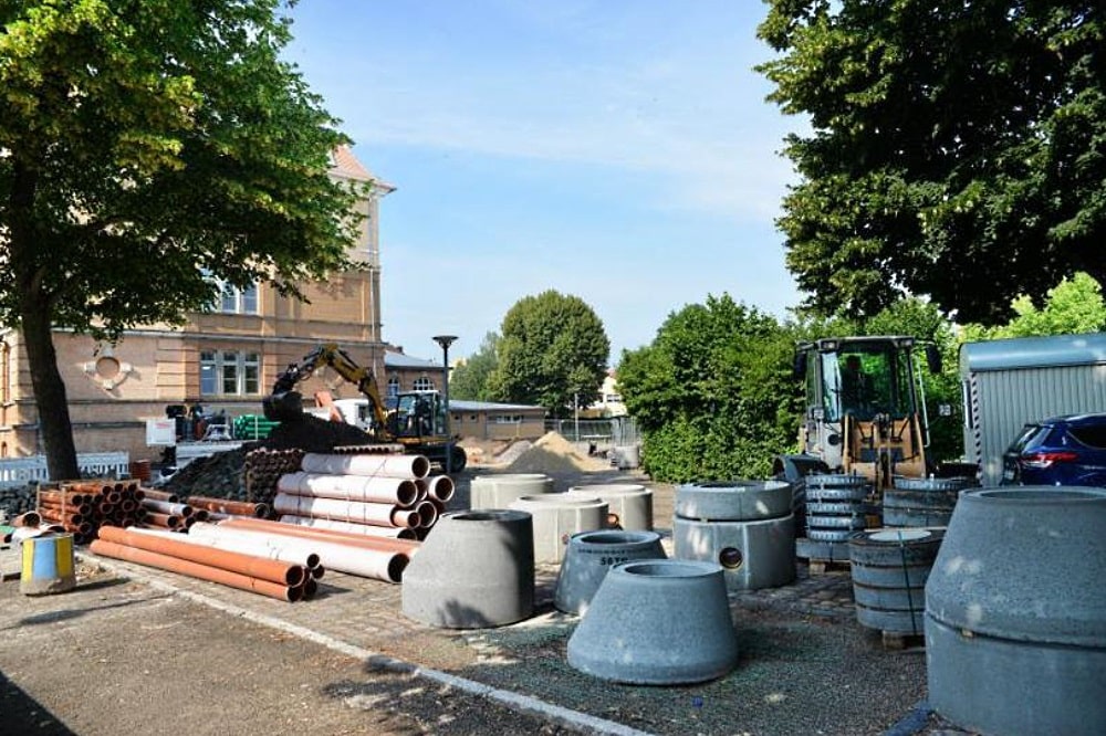 Baubeginn am Grundschulhof. Foto: Christian Maurer