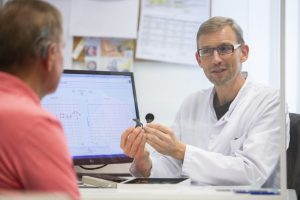 Das Leipziger Cochlea-Implantat-Zentrum feiert zehnjähriges Bestehen. Als einziges bundesweit wird es von einem Facharzt für Phoniatrie und Pädaudiologie geleitet: Prof. Michael Fuchs. Foto: Stefan Straube / UKL
