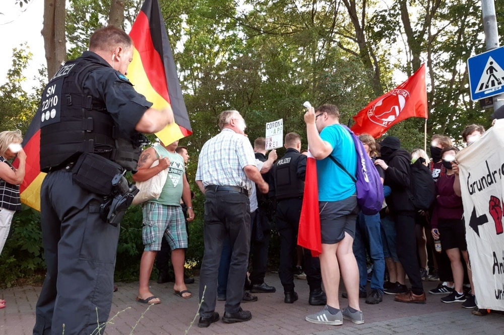 Debatten und Sprechchor-Battle zwischen Corona-Demonstranten und dem Gegenprotest in Engelsdorf. Foto: Luise Mosig