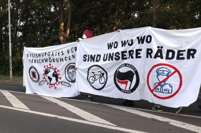 Der Gegenprotest mit Fragen zum Fahrradgate in der Leipziger Polizeidirektion und zu Verschwörungstheorien rings um Covid 19. Foto: Luise Mosig