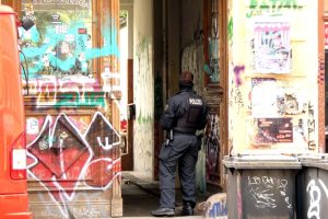 Die Polizei am 10. Juni 2020 in der Wolfgang Heinze Stra&szlig;e. Foto: L-IZ.de