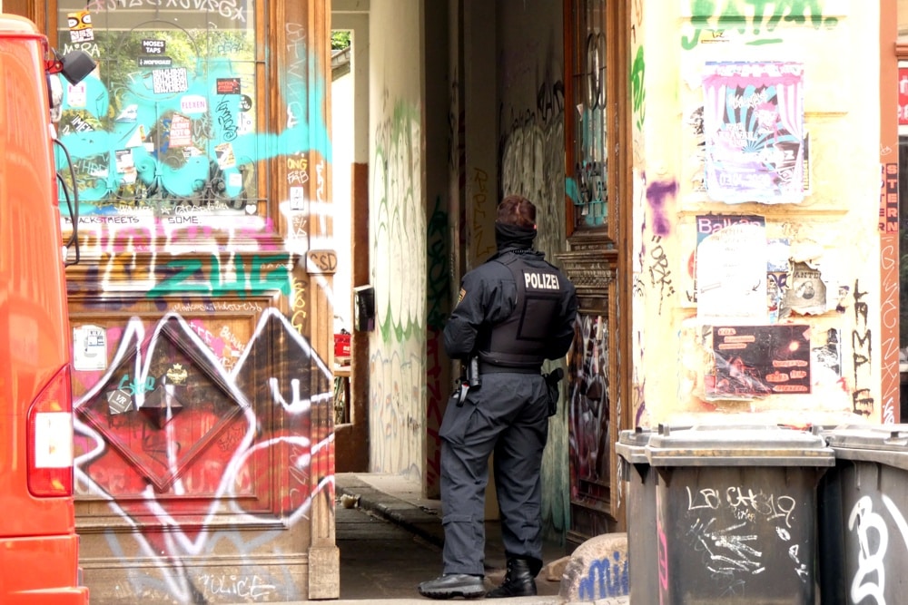 Die Polizei am 10. Juni 2020 in der Wolfgang Heinze Straße. Foto: L-IZ.de