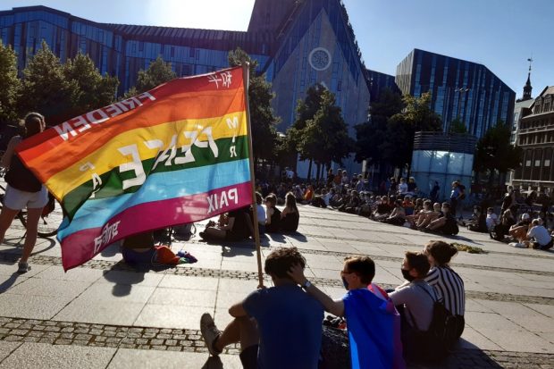 Die Regenbogenflagge weht während der Mahnwache für die ägyptische Aktivistin Sarah Hegazi auf dem Augustusplatz. Foto: Luise Mosig
