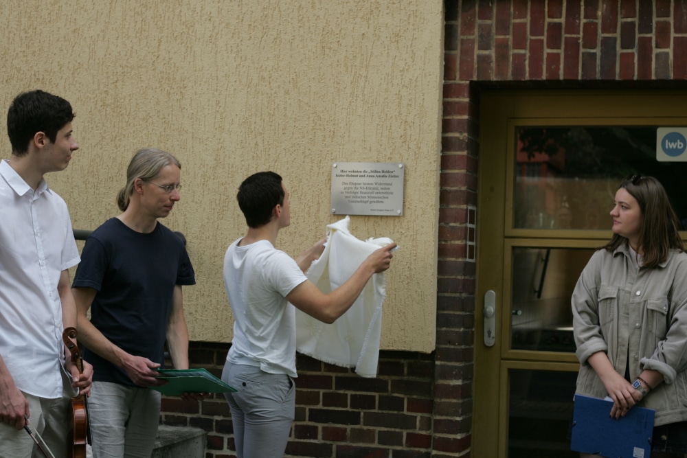 Der Moment der geplanten Enthüllung der Tafel Foto:Sebastian Beyer