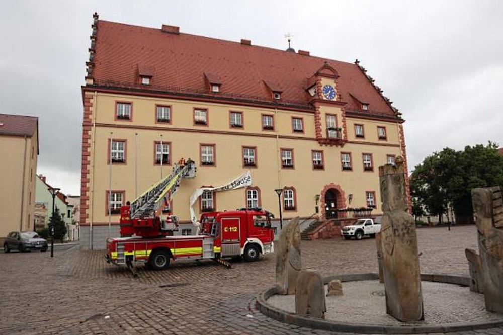 Feuerwehr und Bauhof entfernen das Plakat vom Rathaus © Stadtverwaltung Eilenburg