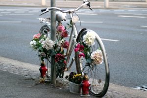 Dieses Fahrrad am Martin-Luther-Ring erinnert schon seit längerer Zeit an einen tödlichen Abbiegeunfall. Foto: L-IZ.de