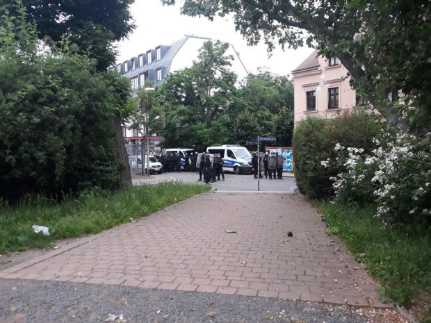Polizei am Eingang des Herderparks, nachdem die ersten Gegenstände geflogen sind. Foto: L-IZ.de