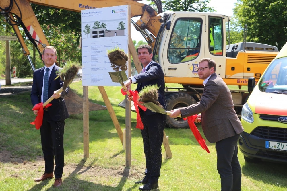 Sachsens Ministerpräsident Michael Kretschmer (links), Landrat Henry Graichen (Mitte) und der Colditz-Bürgermeister Robert Zillmann beim symbolischen ersten Spatenstich für die neue Rettungswache in Colditz. Foto: LKL
