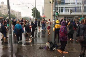 „Unteilbar“-Band-Aktion ist vorbei, doch einige wollen noch im Regen tanzen. Foto: L-IZ.de