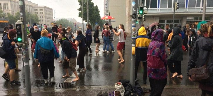 „Unteilbar“-Band-Aktion ist vorbei, doch einige wollen noch im Regen tanzen. Foto: L-IZ.de