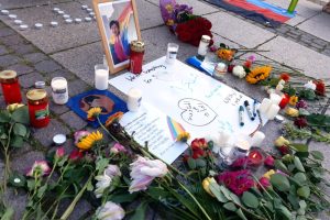 Vor dem Mendebrunnen legten Menschen Blumen für Sarah Hegazi nieder, die sich als Folge politischer Repressionen Mitte Juni das Leben genommen hatte. Foto: Luise Mosig