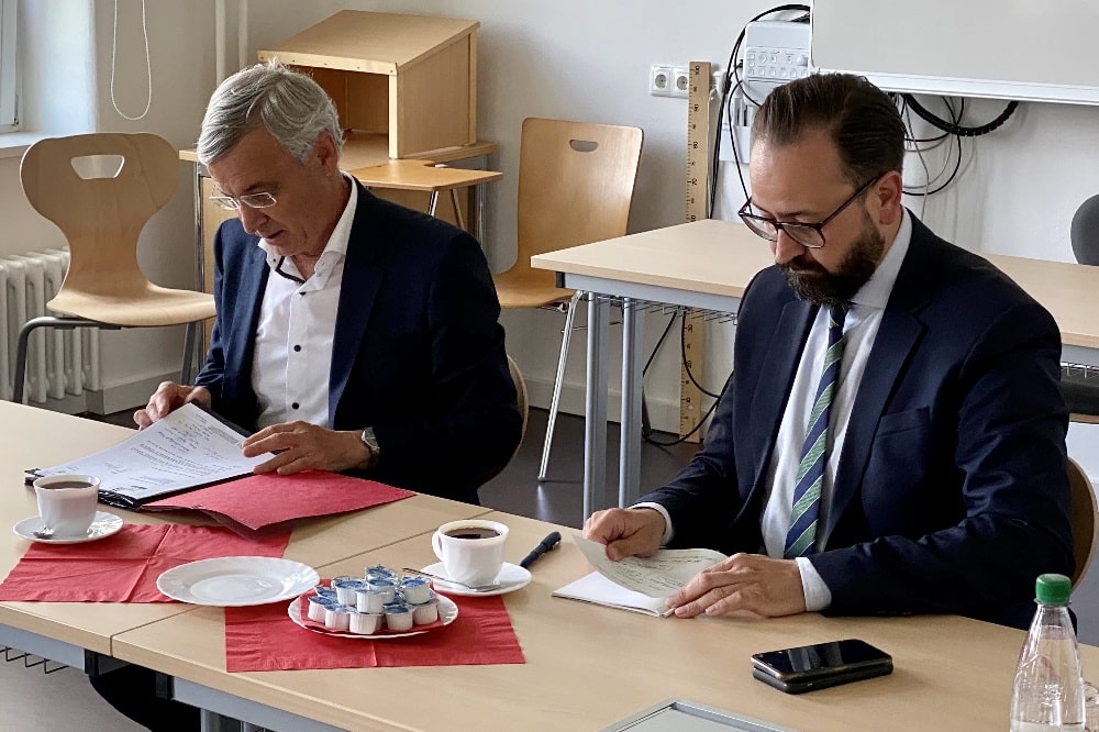 Wissenschaftsminister Sebastian Gemkow und Landrat Rolf Keil beraten über Weiterentwicklung der Studienakademie Plauen © SMWK