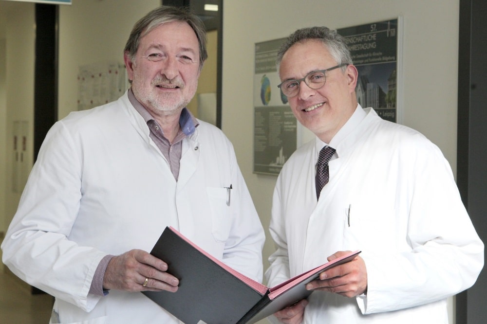 Wolfgang Köhler (li.) ist Oberarzt an der von Prof. Joseph Claßen (re.) geleiteten Klinik und Poliklinik für Neurologie des UKL. Der Experte für Leukodystrophien möchte ein weltweites Register für stammzelltransplantierte Patienten aufbauen. Die Selbsthilfegruppe ELA Deutschland fördert dieses Vorhaben nun finanziell. Foto: Ines Christ / UKL