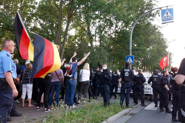Zum ersten Mal standen nach vielen vorherigen "Spaziergängen" 25 Engelsdorfer einer friedlichen Blockade gegenüber. Foto: Luise Mosig