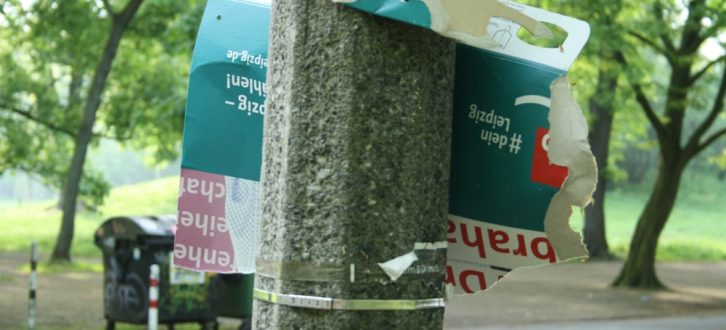 Heruntergerissen: Plakat des SPD-Stadtratskandidaten Abraham Getu. Foto: Ralf Julke