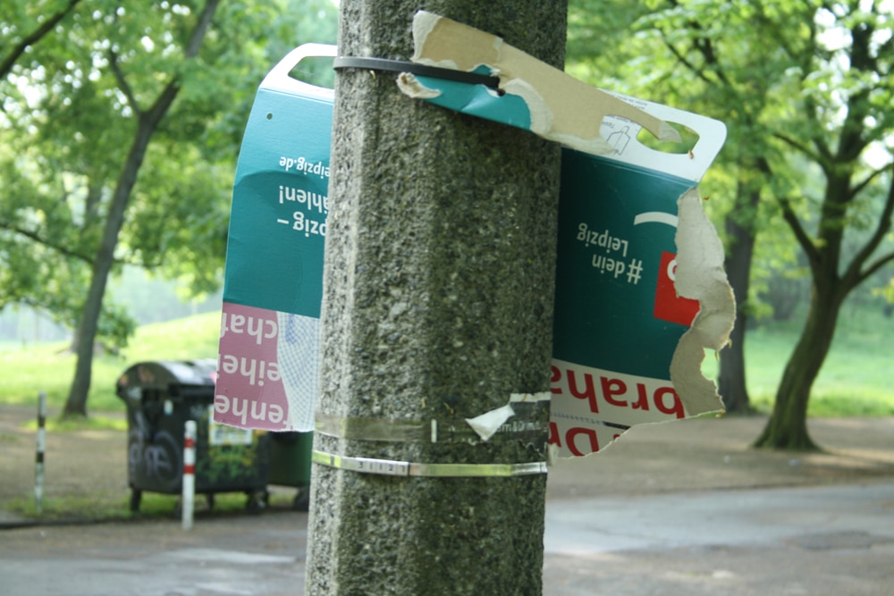 Heruntergerissen: Plakat des SPD-Stadtratskandidaten Abraham Getu. Foto: Ralf Julke