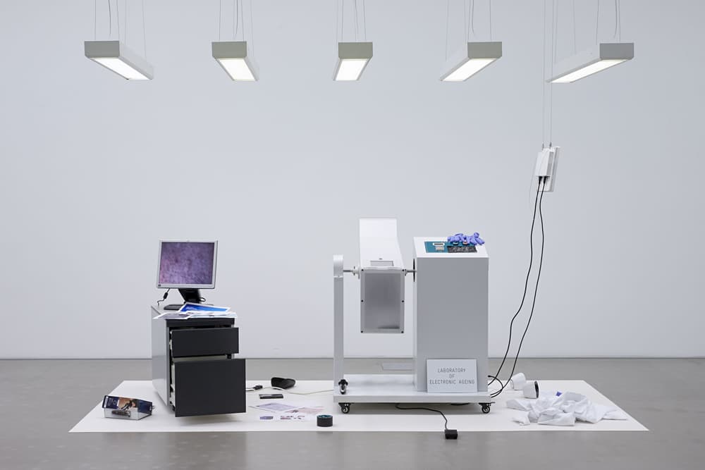 Dani Ploeger, Laboratory of Electronic Ageing (male grooming), 2019/20, Privatbesitz, © Künstler, Foto: PUNCTUM/A. Schmid