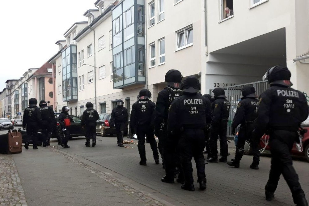 Erste umgeschmissene Müllcontainer und Polizeieinsätze am Herderpark in Connewitz. Foto: L-IZde