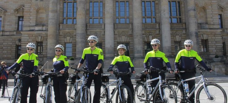 Sieht aus wie eine Shoppingtour, ist aber nur die Fahrradstaffel der Polizei. Foto: L-IZ.de