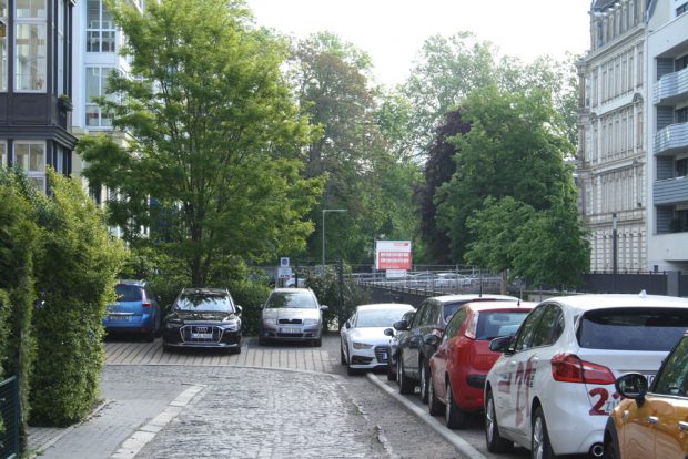 Uferweg zum Parkplatz umfunktioniert. Foto: Ralf Julke