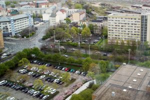 Der Parkplatz hinterm Westin: Hier hätte die verschwenkte Berliner Straße weiterführen sollen - jetzt entstehen hier zwei Bürohochhäuser. Foto: Ralf Julke