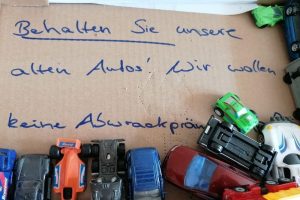 Überall in Sachsen werden zurzeit aus Protest gegen die geplante Abwrackprämie Spielzeugautos gesammelt und an Ministerpräsident Kretschmer geschickt. Quelle: Parents for Future