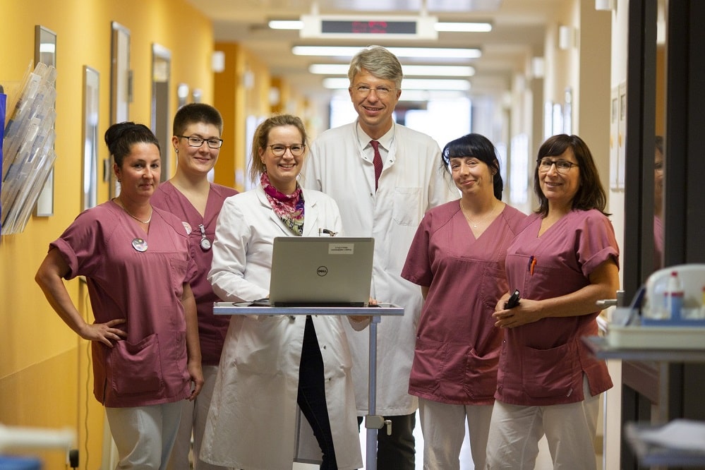 Privatdozentin Dr. Sabine Kayser (3.v.l.), Oberärztin an der Klinik und Poliklinik für Hämatologie, Zelltherapie und Hämostaseologie, leitet und koordiniert zusammen mit Klinikdirektor Prof. Uwe Platzbecker (3.v.r.) die Spezialeinheit für klinische Studien ECTUL am UKL. Die pflegerische Verantwortung liegt in den Händen von Stationsleiterin Antje Schill (2.v.r.) und ihrem Team. Foto: Stefan Straube / UKL