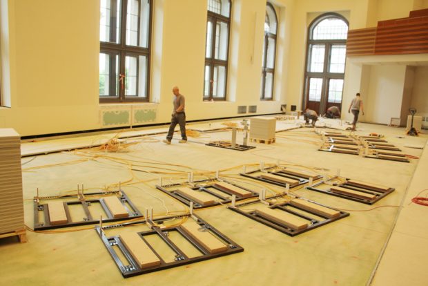 Die ersten Sitzgestelle sind montiert. Foto: Ralf Julke