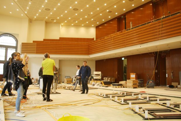 Blick aus der Position des Präsidiums zur Zuschauertribüne. Foto: Ralf Julke