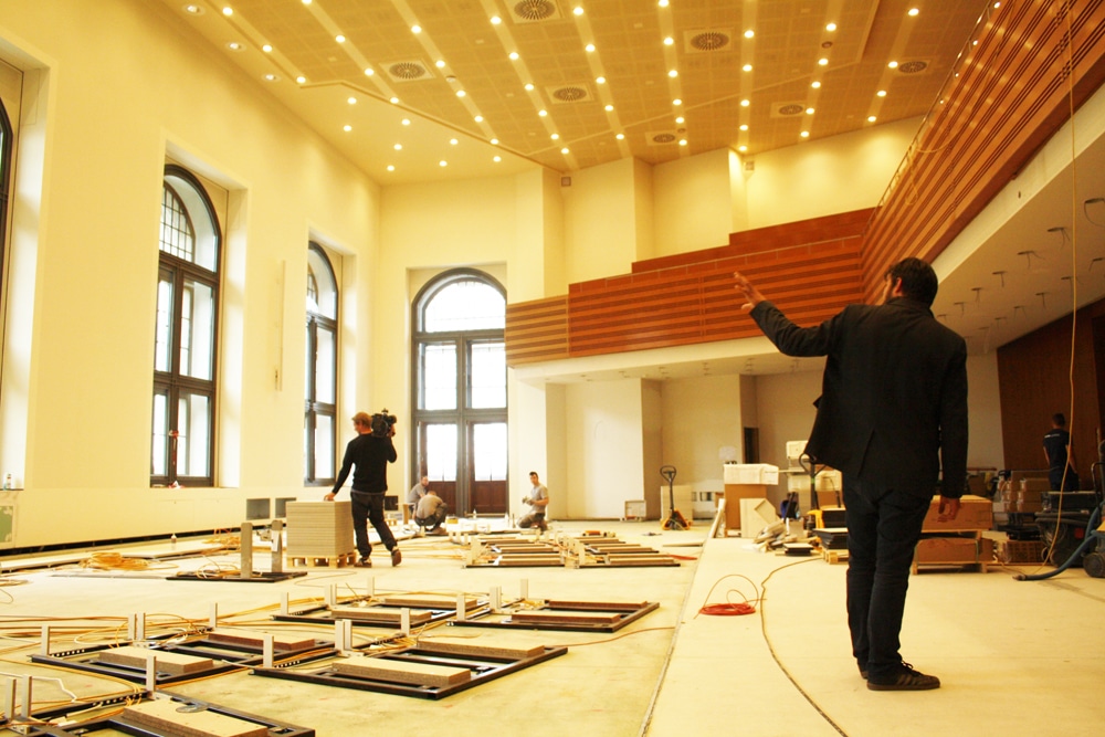 Bauleiter Marc Thiele erläutert den Stand der Arbeiten im neuen Sitzungssaal. Foto: Ralf Julke