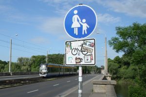 Straßenbahn auf der Zeppelinbrücke. Foto: Ralf Julke