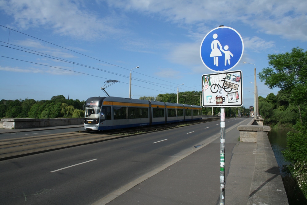 Fußweg auf der Zeppelinbrücke stadtauswärts. Foto: Ralf Julke