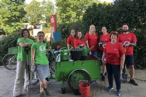 Gemeinsame Pflanzaktion der Ökolöwen und des Teams der Sparkasse Leipzig in Wiederitzsch © Sparkasse Leipzig