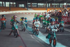Szene vom letztjährigen Kindernachtrennen 2019 auf der Leipziger Radrennbahn mit einem Teilnehmerrekord von 678 Kindern. SC DHfK Leipzig